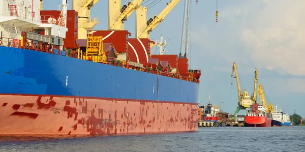 Large Cargo Ship Loading Port Terminal Cranes Background Freight Transportation — Stock Photo, Image