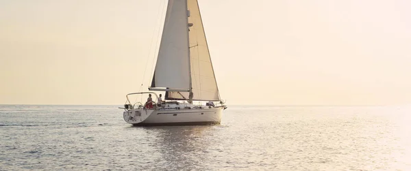 Sloop Blanc Gréé Yacht Naviguant Dans Mer Baltique Coucher Soleil — Photo