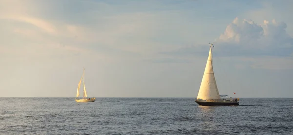 Sloop Yate Aparejado Navegando Mar Báltico Puesta Sol Cielo Dramático —  Fotos de Stock