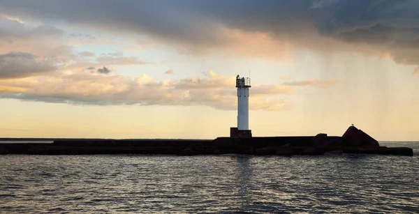 Güneş Pilli Deniz Feneri Baltık Denizi Fırtınadan Sonra Dramatik Günbatımı — Stok fotoğraf