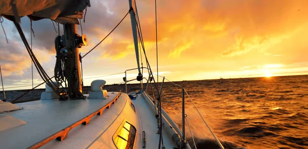 Λευκό Γιοτ Που Πλέει Ανοιχτή Θάλασσα Ηλιοβασίλεμα Θέα Από Κατάστρωμα — Φωτογραφία Αρχείου