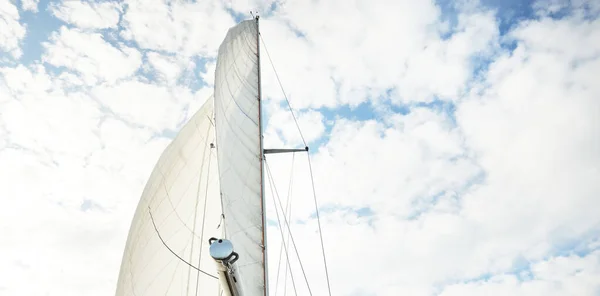 Vit Slupen Riggade Yacht Segling Östersjön Vid Solnedgången Utsikt Från — Stockfoto