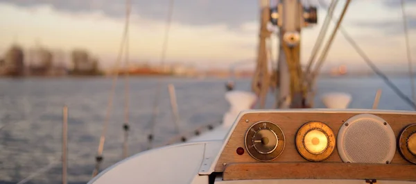 Witte Jacht Komt Aan Haven Bij Zonsondergang Close Zicht Van — Stockfoto