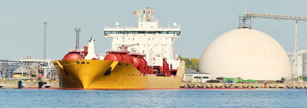 Załadunek Zbiornikowca Porcie Morza Bałtyckiego Transport Towarowy Logistyka Komunikacja Globalna — Zdjęcie stockowe