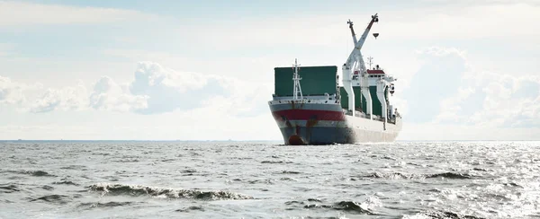 화물선 142 바다를 항해하고 가벼운 글로벌 비즈니스 파노라마처럼 보이는 — 스톡 사진