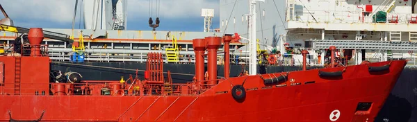 Φορτηγά Πλοία Φορτώνουν Στον Τερματικό Σταθμό Γερανοί Στο Βάθος Βαλτική — Φωτογραφία Αρχείου
