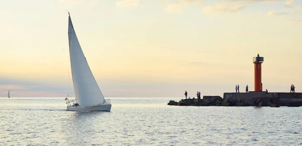 Balsa Blanca Yate Aparejado Navegando Mar Báltico Faro Gente Caminando — Foto de Stock