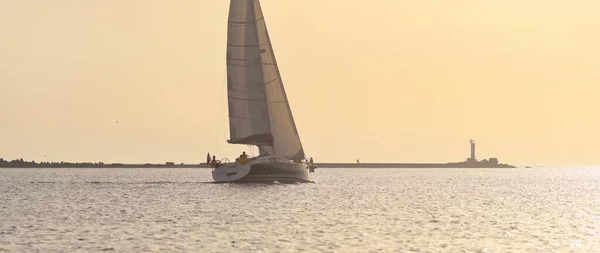 Gescheurde Jacht Zeilen Oostzee Vuurtoren Van Dichtbij Heldere Gouden Zonsondergang — Stockfoto