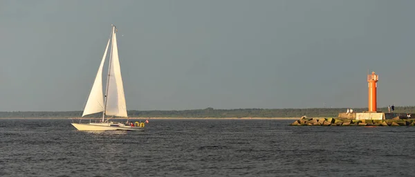 Sloop Branco Fraudado Iate Navegando Mar Báltico Pôr Sol Céu — Fotografia de Stock