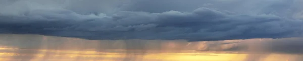 Nori Ornamentali Întunecaţi Cerul Dramatic Epic Furtună Nor Imagine Panoramică — Fotografie, imagine de stoc
