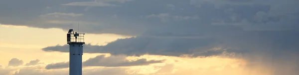 有太阳能电池的灯塔 波罗的海 暴风雨过后 天空戏剧性的落日 明亮的云彩 金色的阳光 希望与和平的象征 旅游目的地 — 图库照片