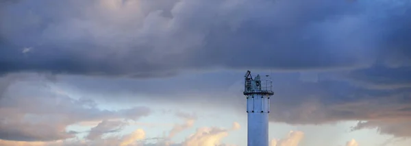 有太阳能电池的灯塔 波罗的海 暴风雨过后 天空戏剧性的落日 明亮的云彩 金色的阳光 希望与和平的象征 旅游目的地 — 图库照片