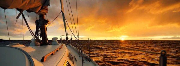 Biały Jacht Pływający Otwartym Morzu Zachodzie Słońca Widok Pokładu Dziób — Zdjęcie stockowe