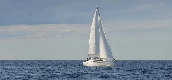 Balsa Blanca Yate Aparejado Navegando Mar Báltico Atardecer Cielo Despejado — Foto de Stock