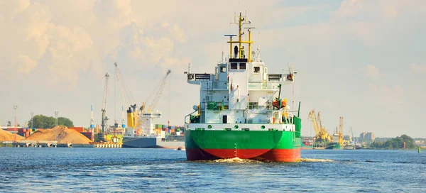 Large Green Bulk Carrier Arriving Cargo Terminal Sunset Ships Cranes — Stock Photo, Image