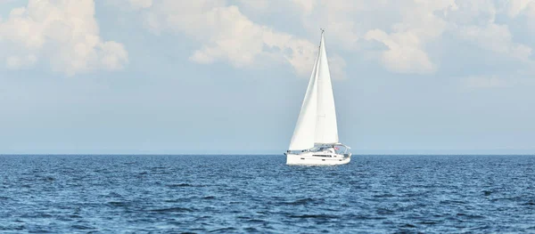 Sloop Riggade Yacht Segling Östersjön Dramatisk Himmel Efter Stormen Cumulus — Stockfoto