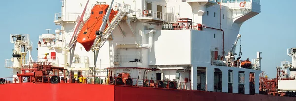 Büyük kırmızı kargo gemisi (petrol kimyasal tankeri, 184 metre uzunluğunda) Baltık Denizi 'nde yol alır. Nakliye, lojistik, küresel iletişim, ekonomi, sanayi, arz, çevre