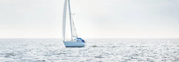白色的小船在开阔的海面上航行 晴朗的天空 多云的景象 从帆船上看到的风景 休闲活动 赛马场 赛马场 复制空间 — 图库照片