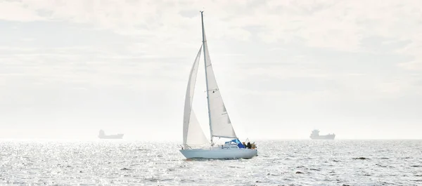 Sloop Branco Fraudou Iate Navegando Mar Aberto Céu Limpo Paisagem — Fotografia de Stock