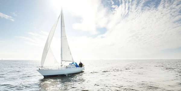 White Sloop Rigged Yacht Sailing Open Sea Clear Sky Cloudscape — Stock Photo, Image