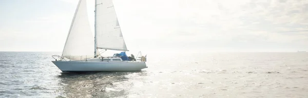 Weiße Schaluppe Getakelte Jacht Segelt Auf Offener See Klarer Himmel — Stockfoto