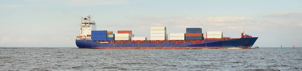 Groot Vrachtcontainerschip Varen Oostzee Goederenvervoer Logistiek Mondiale Communicatie Economie Industrie — Stockfoto