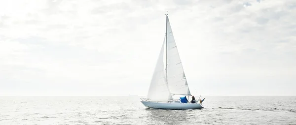 Witte Sloep Opgetuigd Jacht Zeilen Een Open Zee Heldere Lucht — Stockfoto