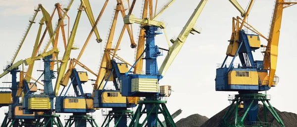 Riga, Letonya 'daki modern kömür terminali. Vinçler yakın plan. Baltık Denizi. Nakliye, lojistik, küresel iletişim, ekonomi, iş, endüstri, tedarik, özel ekipman. Şehir manzarası