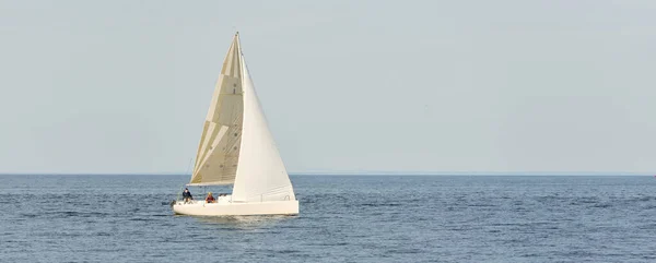 Sloop Branco Fraudado Iate Navegando Mar Báltico Pôr Sol Céu — Fotografia de Stock