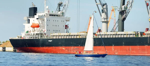 Sloop Rigged Yacht Sailing Baltic Sea Cargo Ship Loading Port — Stock Photo, Image