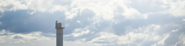 史诗般的云雾 灯塔映衬着戏剧化的天空 雨前点缀着积云 变化无常的天气 图形资源 复制空间 — 图库照片