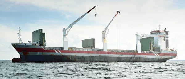 Geniş Modern Kargo Vinç Gemisi Açık Denizde Yol Alıyor Nakliye — Stok fotoğraf