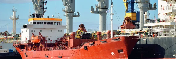 Navi Carico Carico Nel Terminal Portuale Gru Sullo Sfondo Mar — Foto Stock