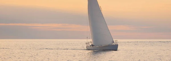 Balsa Blanca Yate Aparejado Navegando Mar Báltico Atardecer Cielo Despejado — Foto de Stock