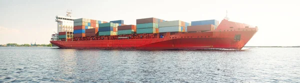 Контейнерний Корабель Довжина 168 Метрів Залишає Портовий Термінал Заході Сонця — стокове фото