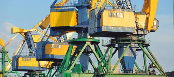 Riga, Letonya 'daki modern kömür terminali. Vinçler yakın plan. Baltık Denizi. Yük taşımacılığı, lojistik, küresel iletişim, ekonomi, ticaret, sanayi, arz, özel ekipman