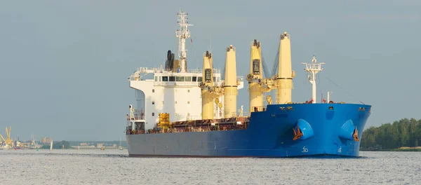 クレーン付きの大型貨物船は日没時に港を出発します バルト海 劇的な嵐の空 貨物輸送 グローバル通信 ビジネス — ストック写真