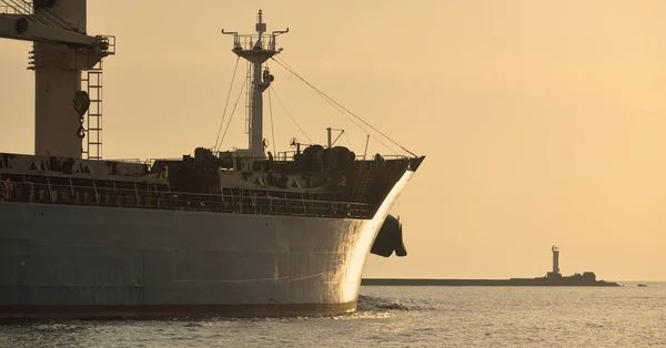 Gran Buque Carga Con Grúas Sale Del Puerto Atardecer Mar — Foto de Stock