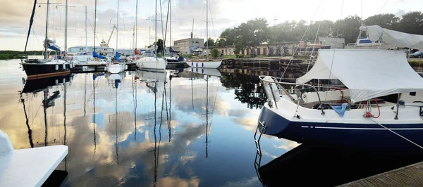 Sloop Bleu Gréé Voilier Amarré Une Jetée Dans Une Marina — Photo