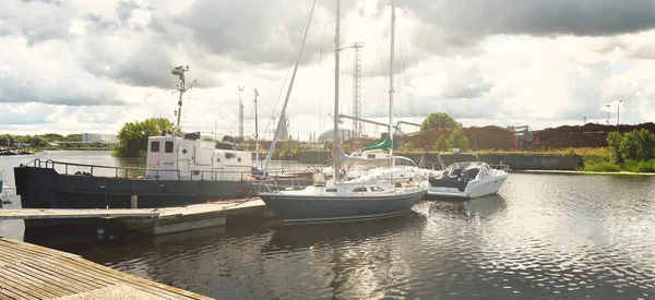 Gammal Bogserbåt Och Blå Slupen Riggad Segelbåt Förtöjd Till Brygga — Stockfoto