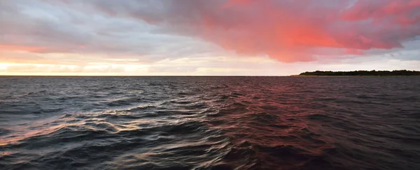 Dramatische Zonsondergang Lucht Boven Zee Kleurrijke Gloeiende Gouden Roze Wolken — Stockfoto