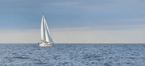 Sloop Veleiro Equipado Mar Báltico Pôr Sol Céu Dramático Após — Fotografia de Stock