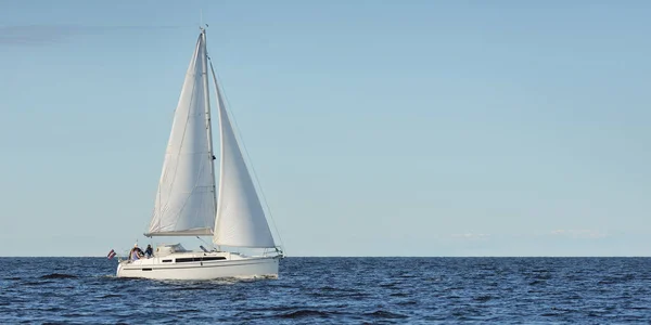 Sloop Veleiro Equipado Mar Báltico Pôr Sol Céu Dramático Após — Fotografia de Stock