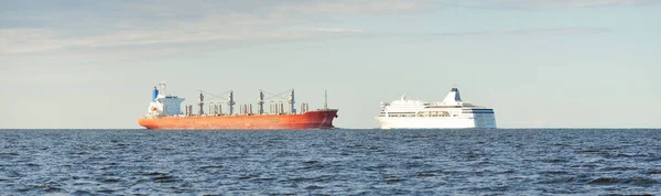 Grote Rode Bulkcarrier 179 Meter Lengte Wit Cruiseschip Lijnschip Varen — Stockfoto