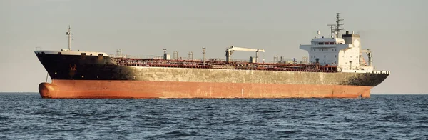 日没時には外洋を航行する大型貨物船 化学タンカー 長さ184M 黄金の太陽 貨物輸送 — ストック写真