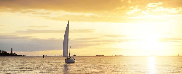 Sloop Rigged Yacht Sailing Baltic Sea Sunset Dramatic Sky Storm — Stock Photo, Image