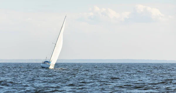 Biały Sloop Sfałszował Jacht Pływający Otwartym Morzu Czyste Niebo Chmurny — Zdjęcie stockowe