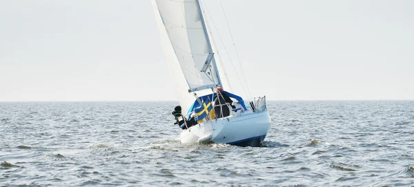 Vita Slupen Riggade Yacht Segling Ett Öppet Hav Klar Himmel — Stockfoto