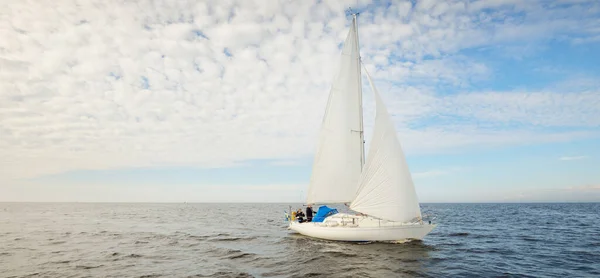 Biały Sloop Sfałszował Jacht Pływający Otwartym Morzu Czyste Niebo Chmurny — Zdjęcie stockowe