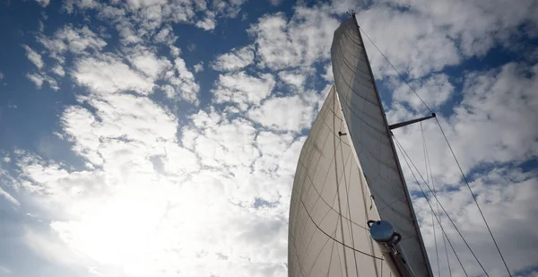 日落时 白色的小船在波罗的海航行 从驾驶舱看到桅杆和帆 戏剧化的天空交通 休闲活动 — 图库照片